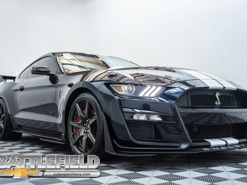 Used 2021 Ford Mustang Shelby GT500 w/ Carbon Fiber Track Pack RWD image 1