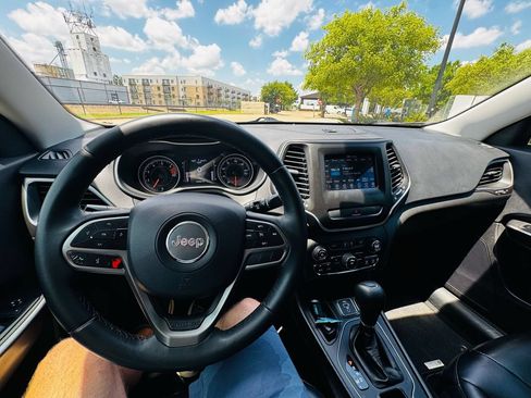 Used 2019 Jeep Cherokee Latitude Plus FWD image 14