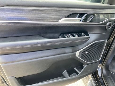 Used 2023 Jeep Wagoneer Series III w/ Preferred Equipment Group AWD/4WD image 17