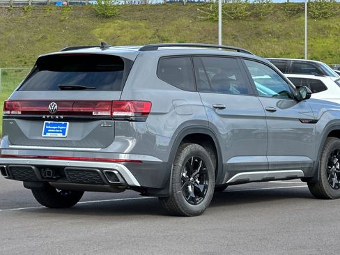 New 2025 Volkswagen Atlas Peak Edition SE image 3