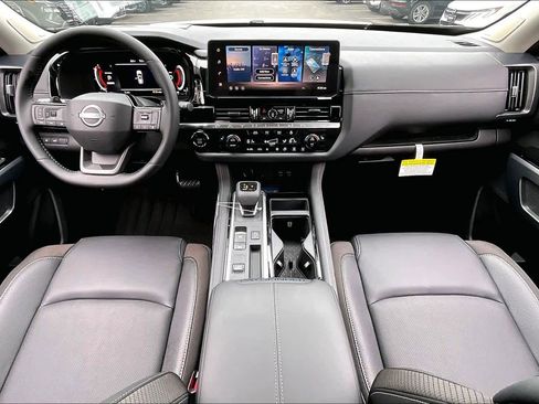 New 2026 Nissan Pathfinder SL image 5