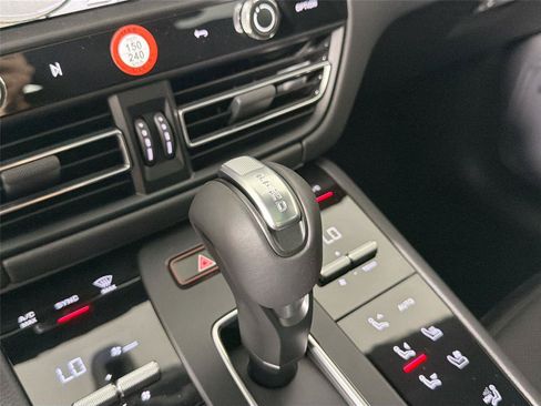 Certified 2026 Porsche Macan AWD/4WD image 34