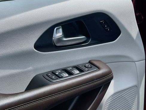 Used 2020 Chrysler Pacifica Touring-L Plus w/ Advanced Safetytec Group FWD image 18