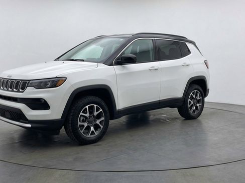 Used 2025 Jeep Compass Trailhawk AWD/4WD image 3