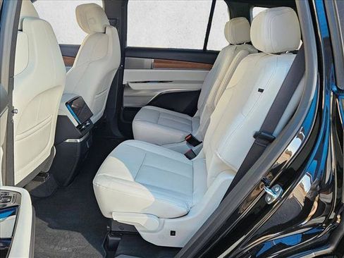 New 2026 Cadillac Vistiq Premium Luxury AWD/4WD image 17