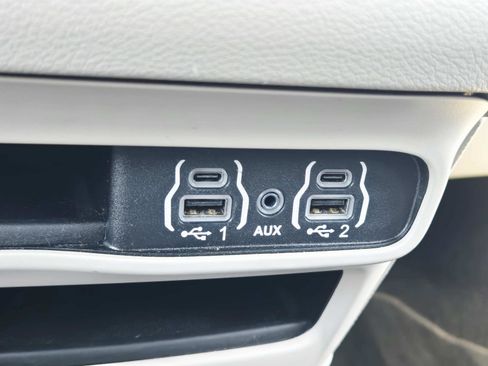 Used 2023 Chrysler Pacifica Touring-L FWD image 34