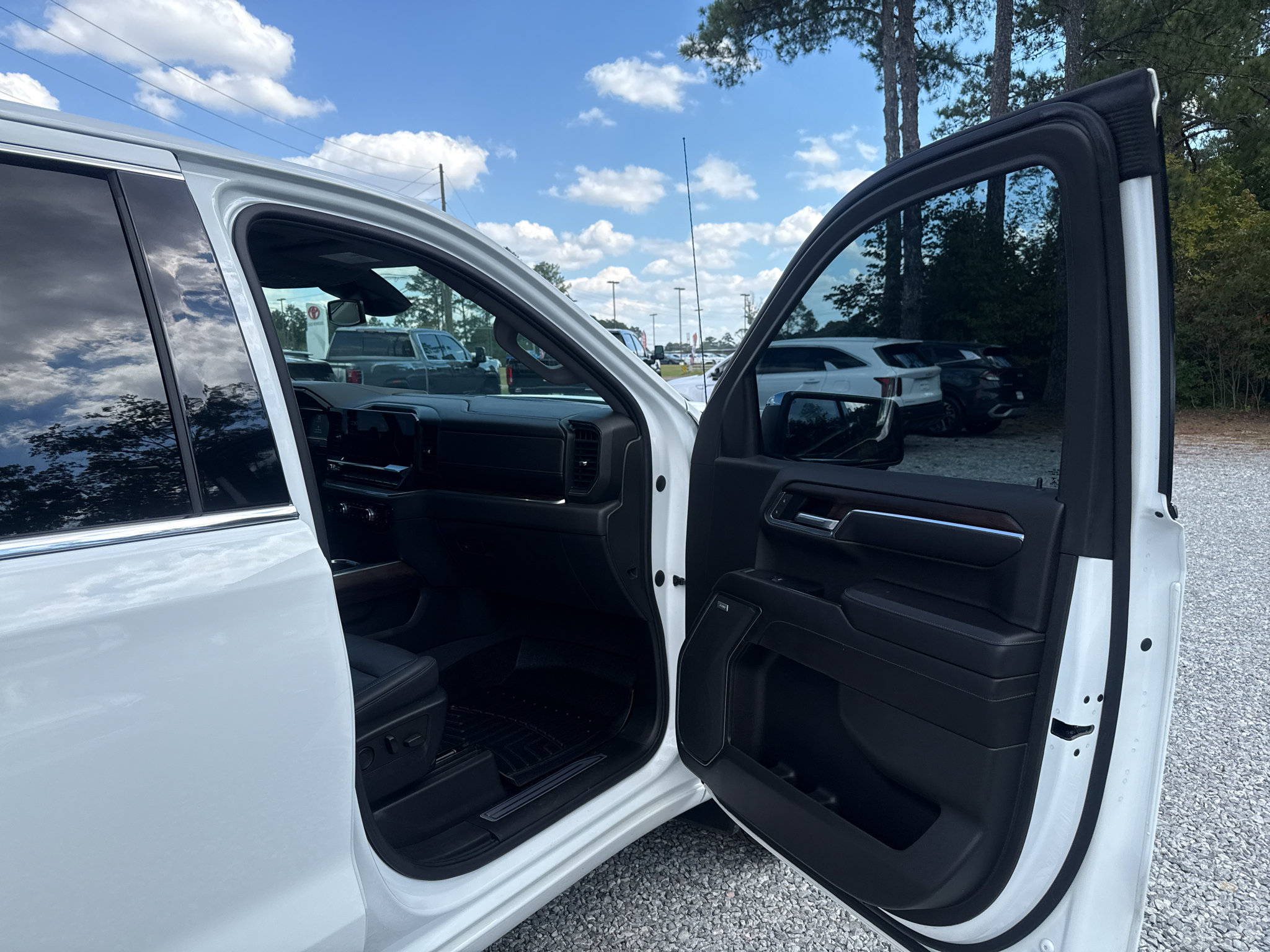 Used 2022 GMC Sierra 1500 SLT w/ SLT Convenience Package AWD/4WD image 32