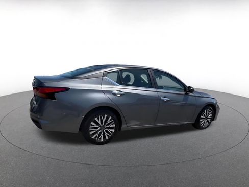 Used 2025 Nissan Altima 2.5 SV FWD image 14