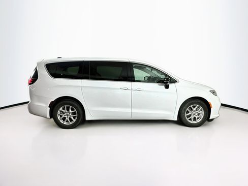 Used 2024 Chrysler Pacifica Touring-L FWD image 10