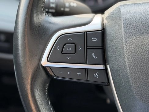Used 2023 Toyota Highlander LE AWD/4WD image 9