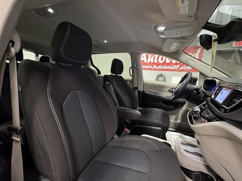 Used 2023 Chrysler Voyager LX FWD image 13