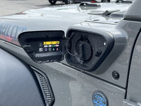 Used 2023 Jeep Wrangler Unlimited w/ Sun & Screen Package image 12