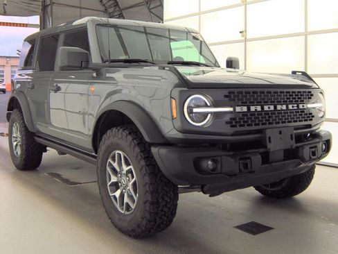 Used 2025 Ford Bronco Badlands image 3