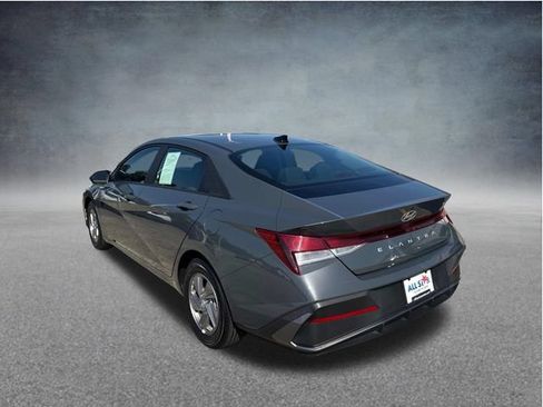 Used 2024 Hyundai Elantra SE FWD image 8