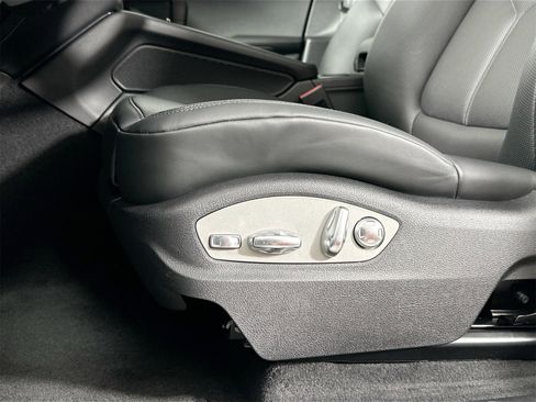Certified 2025 Porsche Macan image 13