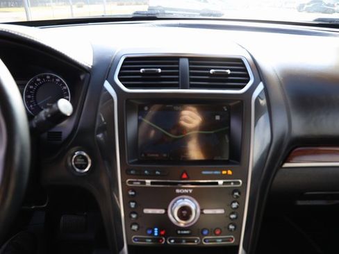 Used 2018 Ford Explorer Platinum image 18
