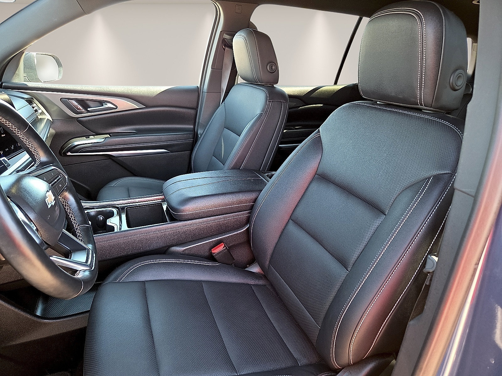 Used 2025 Chevrolet Traverse LT FWD image 16