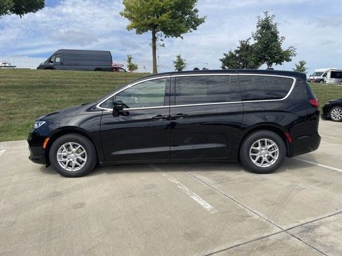 New 2026 Chrysler Pacifica Select image 2