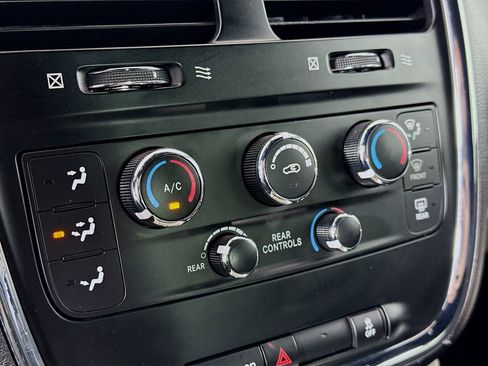 Used 2019 Dodge Grand Caravan SXT FWD image 15