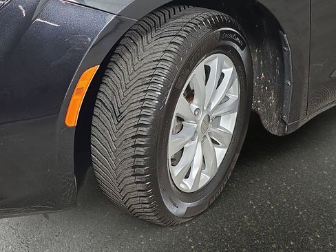 Used 2017 Chrysler Pacifica Touring w/ Tire & Wheel Group FWD image 37