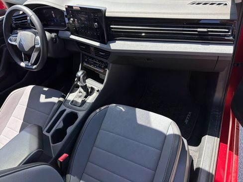 Certified 2025 Volkswagen Jetta SE FWD image 27