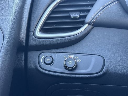 Used 2022 Chevrolet Trax LT w/ LT Convenience Package image 17