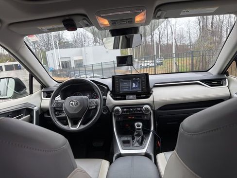 Used 2020 Toyota RAV4 XLE Premium image 23