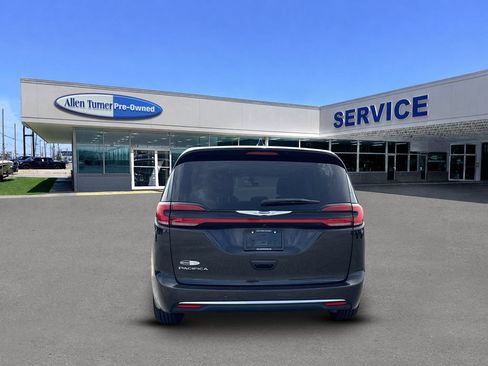 Used 2023 Chrysler Pacifica Touring-L FWD image 7