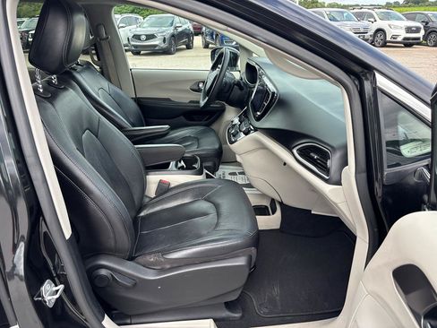 Used 2022 Chrysler Pacifica Touring-L FWD image 25