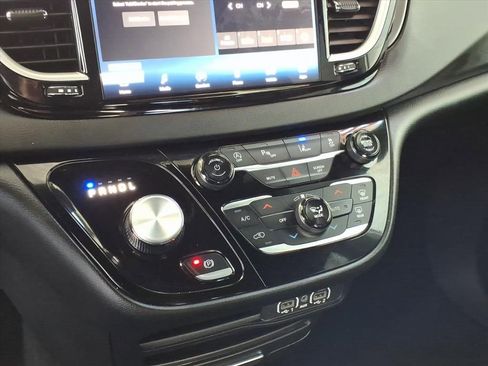 Used 2025 Chrysler Pacifica Select image 10