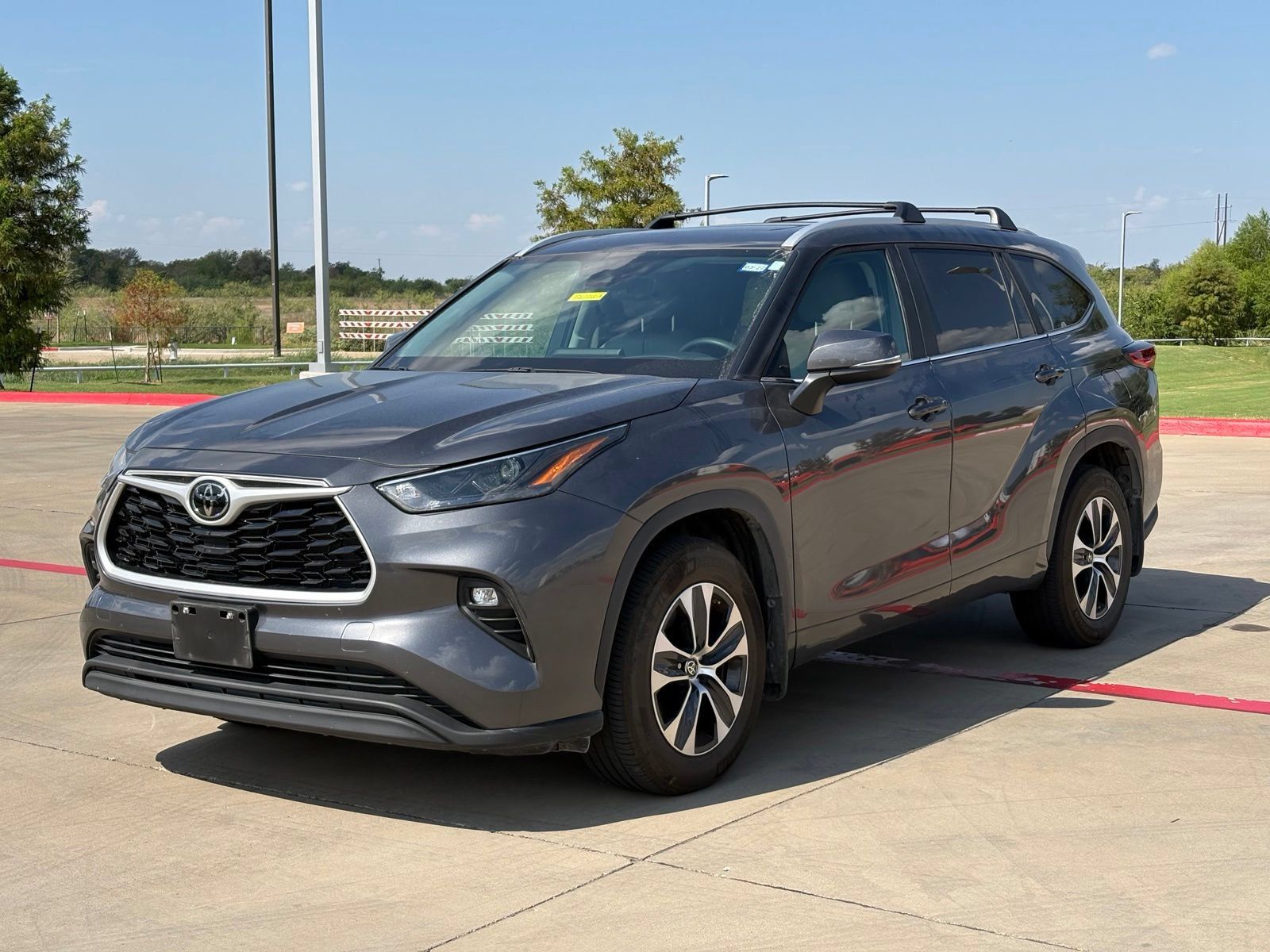 Used 2023 Toyota Highlander XLE AWD/4WD image 3