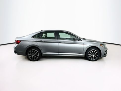 Used 2025 Volkswagen Jetta SE FWD image 10