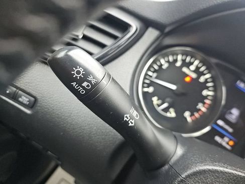 Used 2019 Nissan Rogue SV FWD image 17