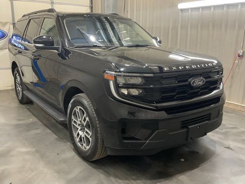 Used 2025 Ford Expedition Active RWD image 2