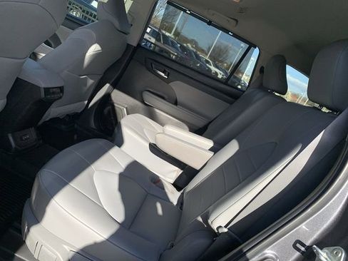 Used 2022 Toyota Highlander XLE image 10