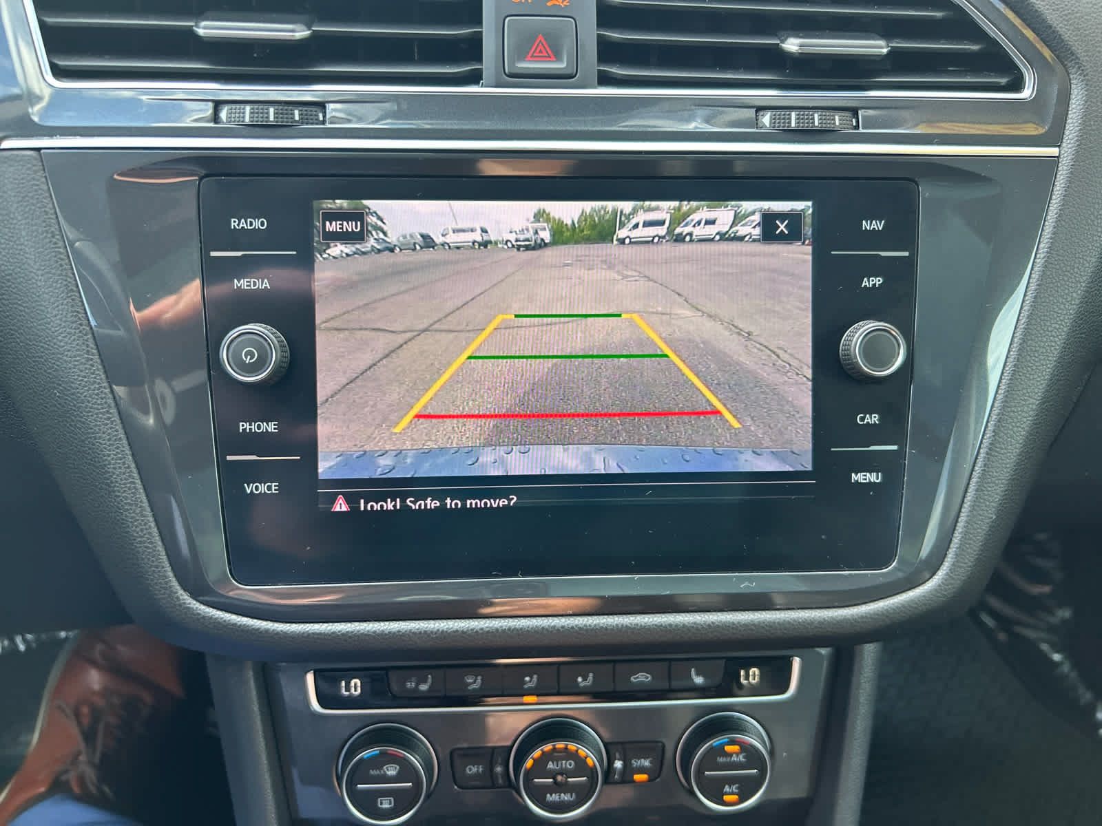 Used 2020 Volkswagen Tiguan SEL AWD/4WD image 17