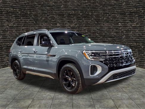 Used 2024 Volkswagen Atlas Peak Edition SE image 1