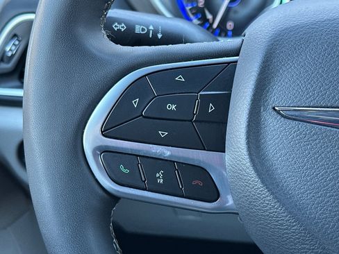 Used 2024 Chrysler Pacifica Touring-L image 27