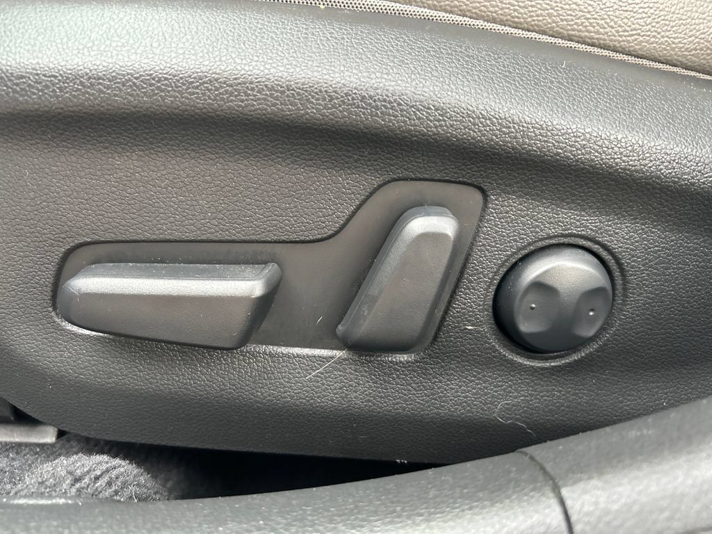 Used 2017 Hyundai Elantra Limited FWD image 16