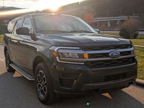 Used 2022 Ford Expedition Max XLT image 2