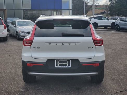 Used 2023 Volvo XC40 B5 Core w/ Convenience Package image 5