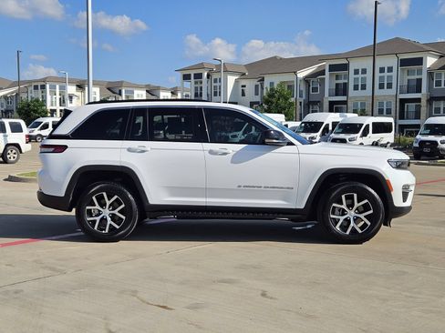 Used 2025 Jeep Grand Cherokee Limited RWD image 7