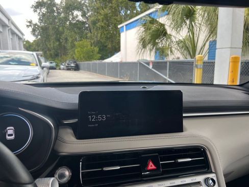 Used 2025 Genesis G70 2.5T image 18