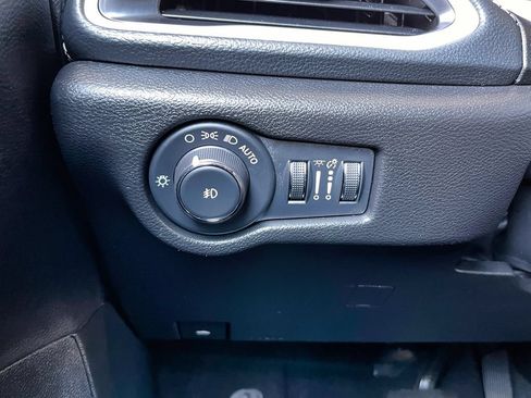 Used 2024 Chrysler Pacifica Limited FWD image 35