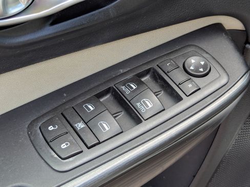 Used 2016 Jeep Cherokee Latitude w/ Comfort/Convenience Group FWD image 17