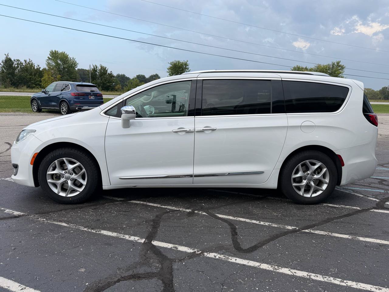 Used 2020 Chrysler Pacifica Limited FWD image 2