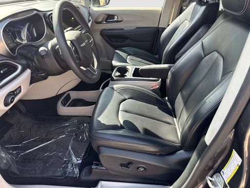 Used 2023 Chrysler Pacifica Touring-L FWD image 13