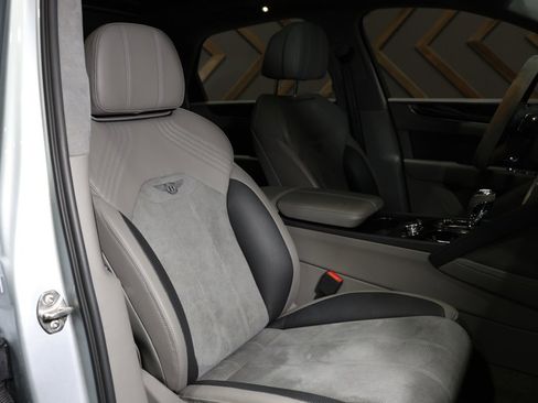 Used 2022 Bentley Bentayga image 6
