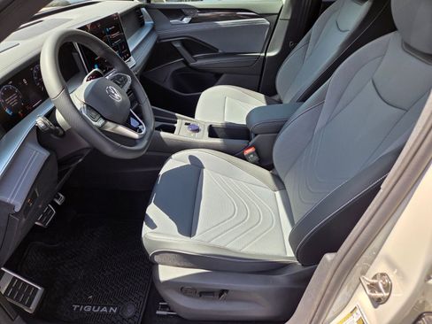 New 2026 Volkswagen Tiguan SE R-Line FWD image 6
