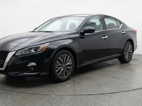 Used 2025 Nissan Altima 2.5 SV FWD image 3